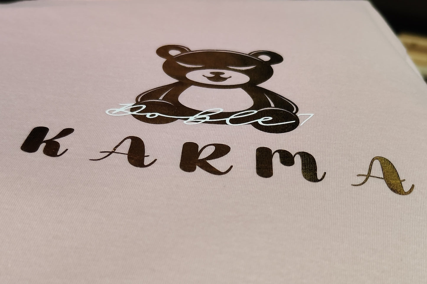 Camiseta Karma Bear D7 (Oro)