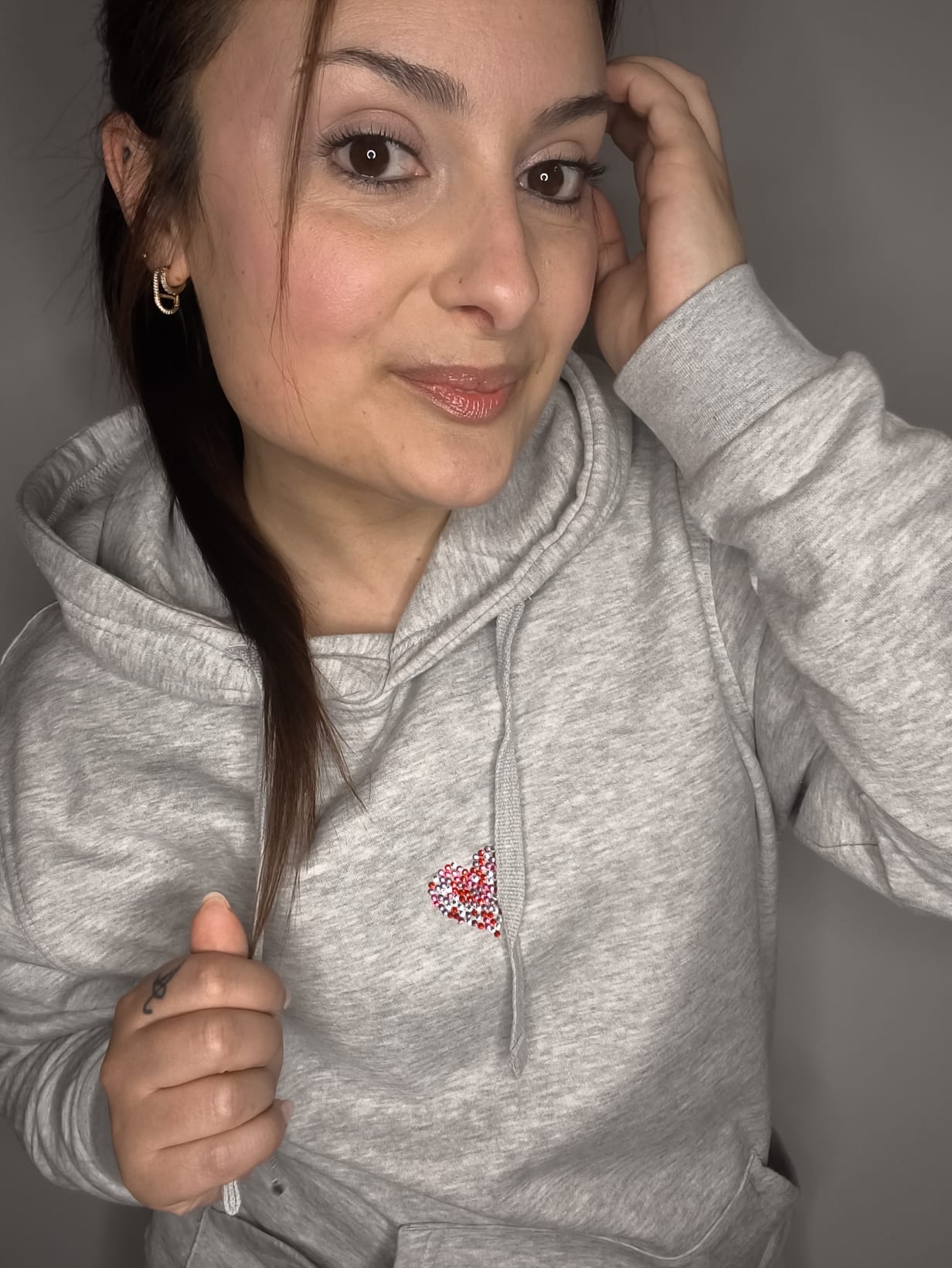 Sudadera holgada gris🩶con capucha y corazón en strass hecho a mano | Colección Aura
