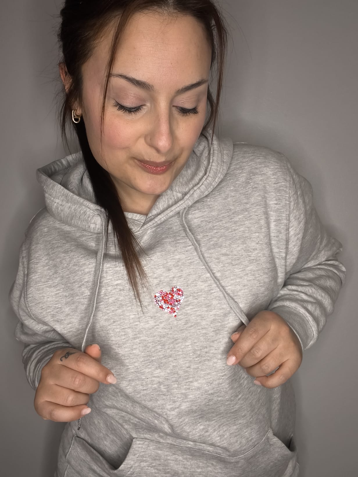 Sudadera holgada gris🩶con capucha y corazón en strass hecho a mano | Colección Aura